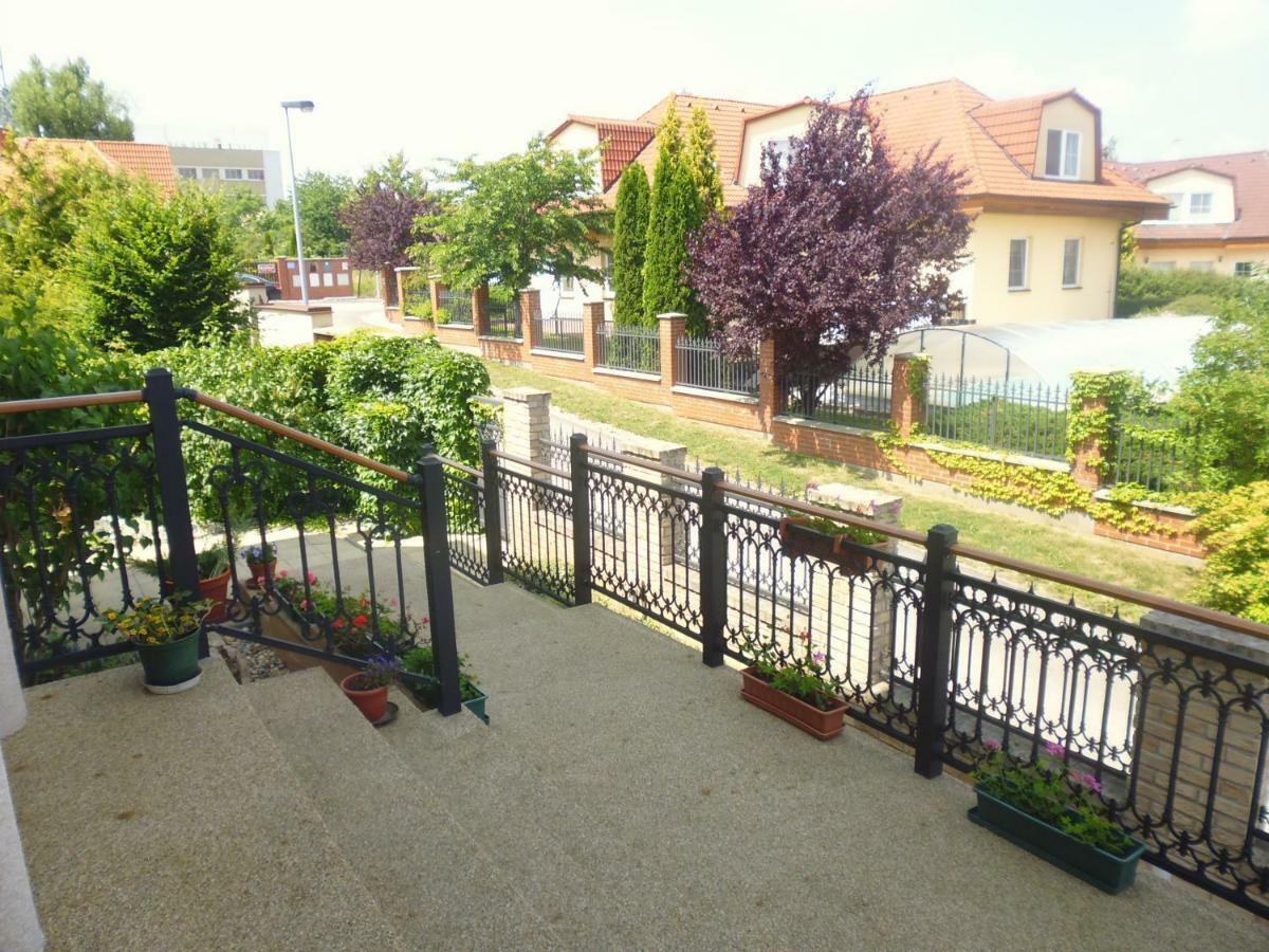 Villa Homestay Nad Helmrovkou Prag Exterior foto
